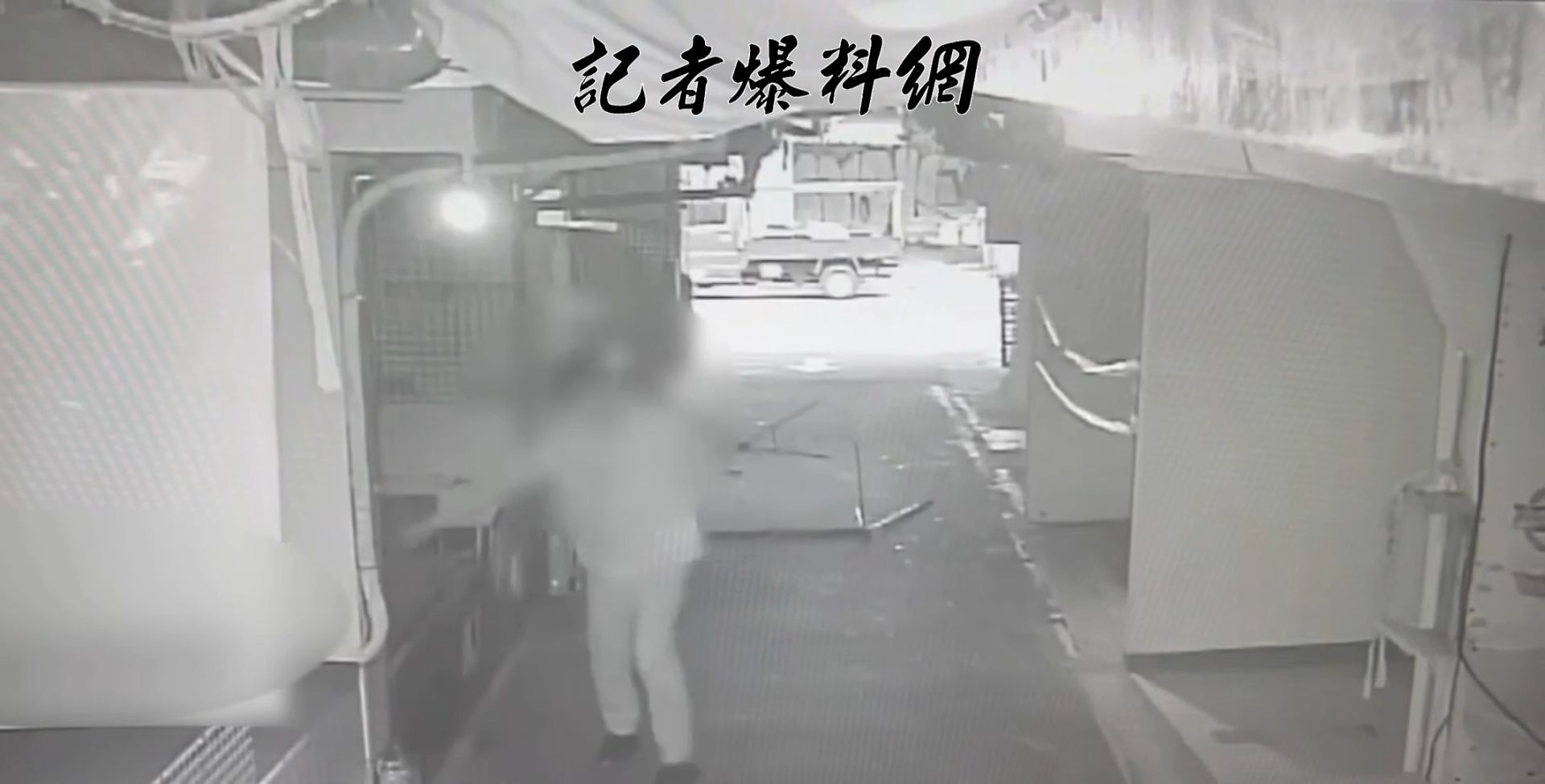 家住基隆的47歲林姓男子，與友人於台北車站附近餐敘狂飲至清晨，酒後竟失控在北車商圈及城中市場一帶亂竄，沿路砸毀攤商物資並破壞民宅大門。