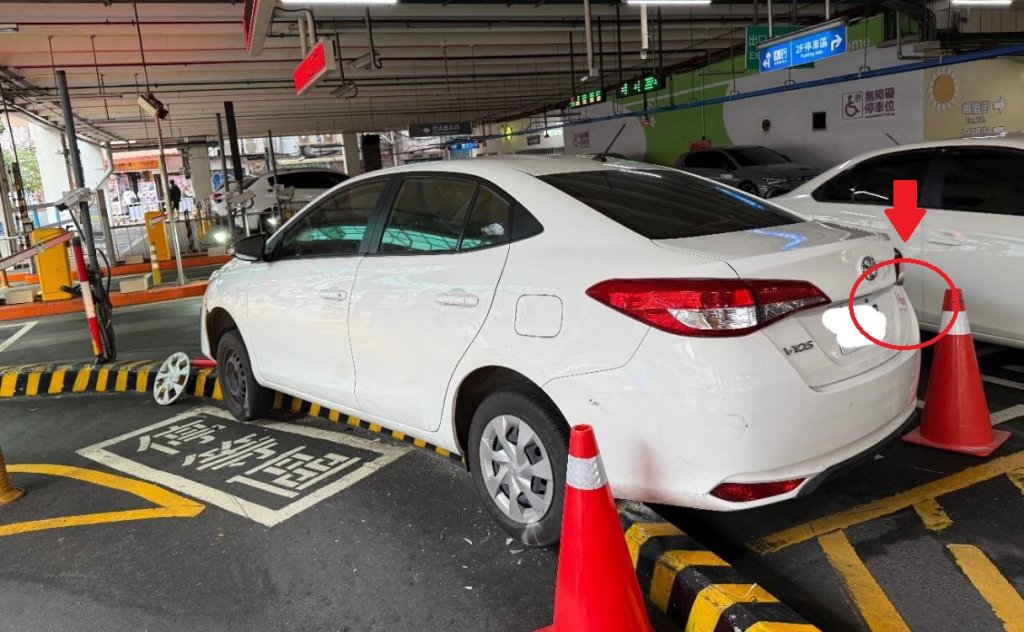 irent又出事?白色轎車「跨格壓島」奇特角度停車 網笑:是新手練等級吧