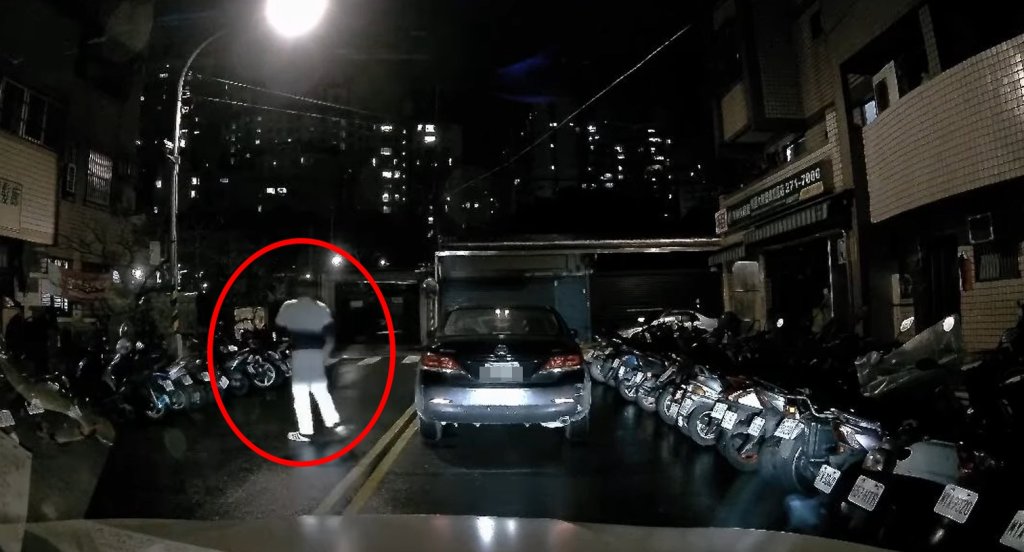 影/桃園離譜違停!黑車「卡路中」人就走了 後車駕駛愣住