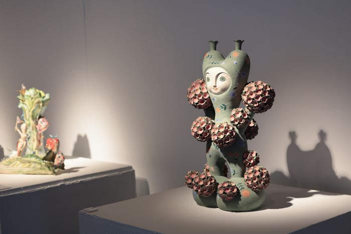 陶博館國際駐村典藏展 屋瓦植物水果皆是故事 54 《圖說》泰國陶藝家卡蒙莎奴《我的第一個春天》,人形花團展現春日甦醒生機。〈陶博館提供〉