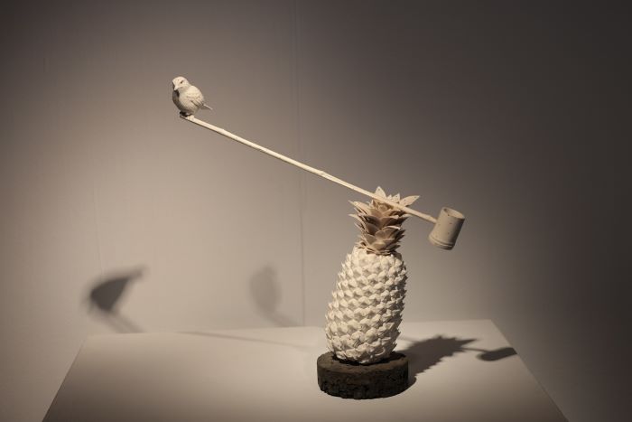 陶博館國際駐村典藏展 屋瓦植物水果皆是故事 55 《圖說》韓國陶藝家孟昱《平衡18-1》,以鳳梨支撐小鳥詮釋自然平衡與環保意義。〈陶博館提供〉