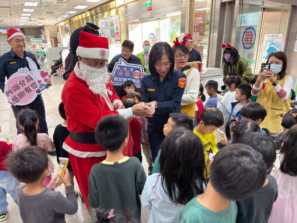 聖延郵政老公公與警察熊寶寶聖誕假期與幼兒園小朋友熱情互動宣導防詐與交通安全 35 1767064323028