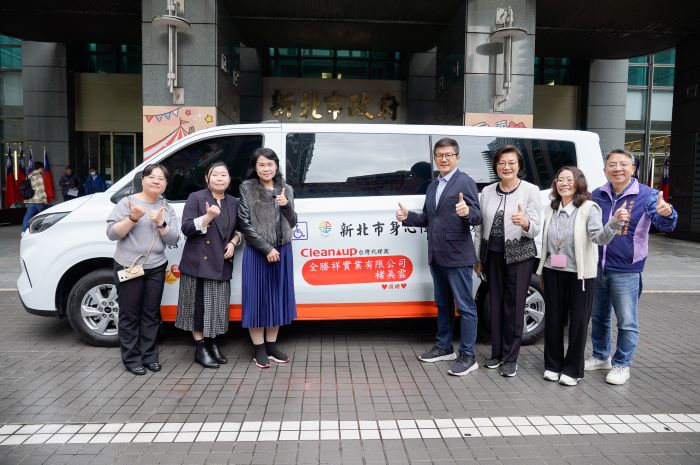 捐贈雙輪椅復康巴士 〈全勝祥〉歲末送暖! 66 《圖說》全勝祥實業有限公司捐贈一輛可同時搭載2台輪椅的復康巴士給新北市政府,今日舉行捐贈儀式,右一社會局主秘黃逢明。〈社會局提供〉