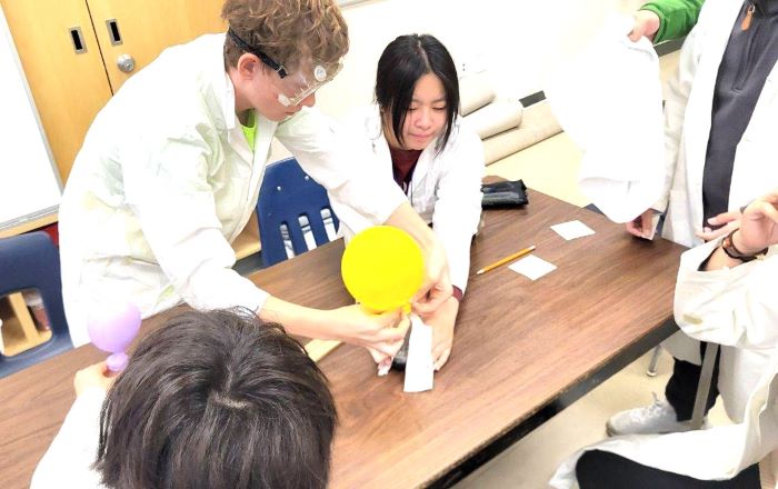 赴美加「做中學」 新北20位學子分享成長體悟 56 《圖說》中山國中陳妍心同學(右)在加拿大與學伴合作進行科學實驗。〈教育局提供〉