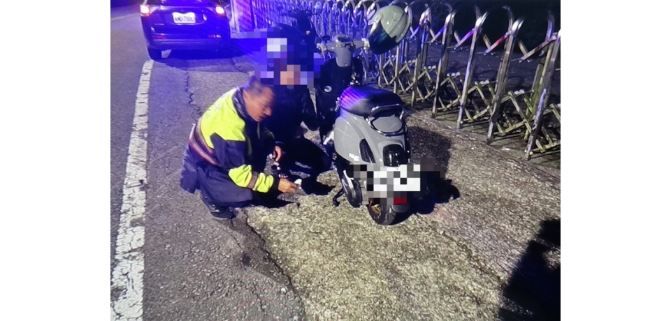 夜遊機車故障陷困境 斗南警協助排除障礙