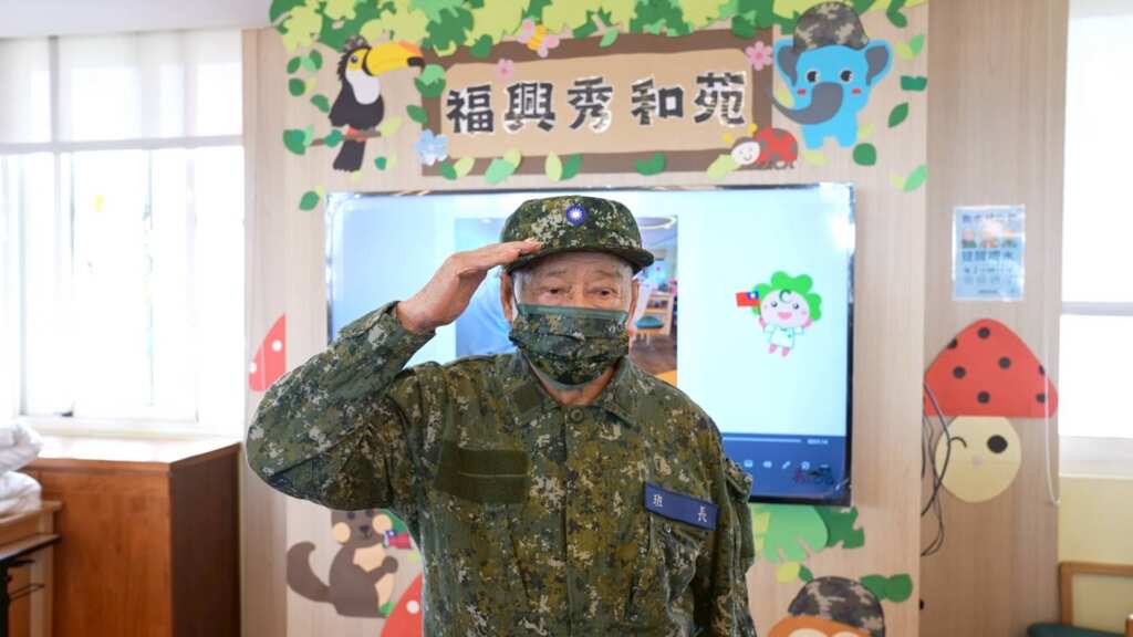 ▲福興秀和苑日照中心今(30)日特別為一位90歲的阿合阿公，舉辦「重返軍旅時光」的圓夢活動，讓他再次穿上軍裝、回到熟悉又驕傲的軍中歲月。（記者林明佑翻攝）