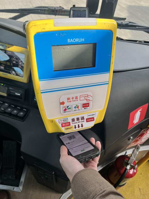 ▲雙北市區公車及北捷、捷運環狀線將自明年1月3日起開放使用「交通乘車碼(QR Code)」搭車。