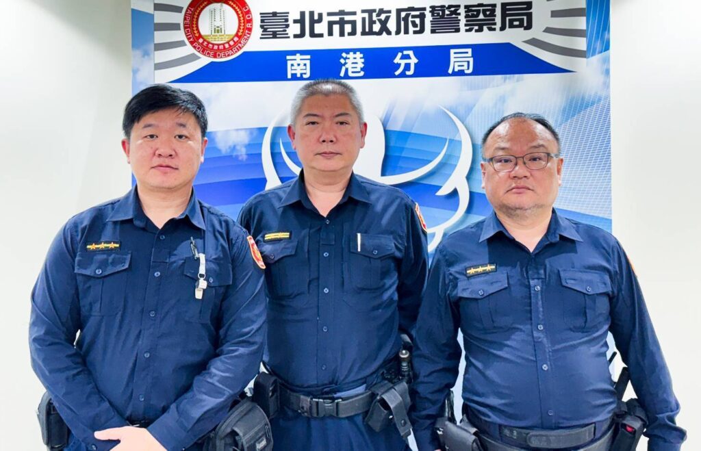南港派出所所長馬秋揚(中)、警員潘宗松(右)、陳欣邦(左)。(圖/記者薛秀蓮 翻攝)