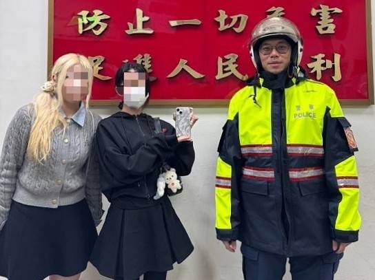 日籍遊客開心與處理員警合影。(圖/記者 戴昱弘翻攝)