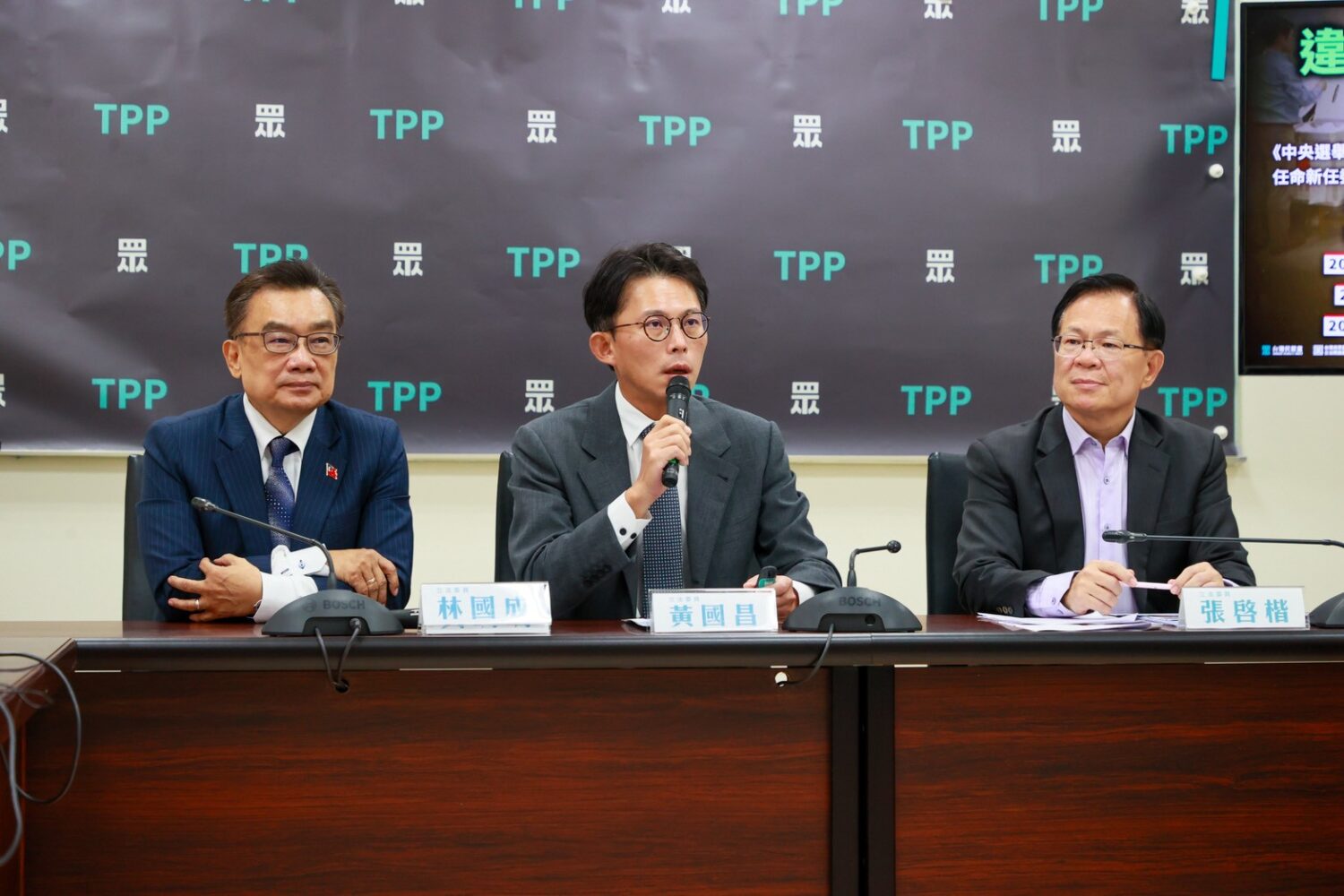 民眾黨立法院黨團召開記者會,總召黃國昌、副總召張啓楷及立委黃珊珊、林國成聯手說明三讀通過《詐欺犯罪危害防制條例》及《勞工保險條例》第66、69條修正案修法重點。(圖/民眾黨團)