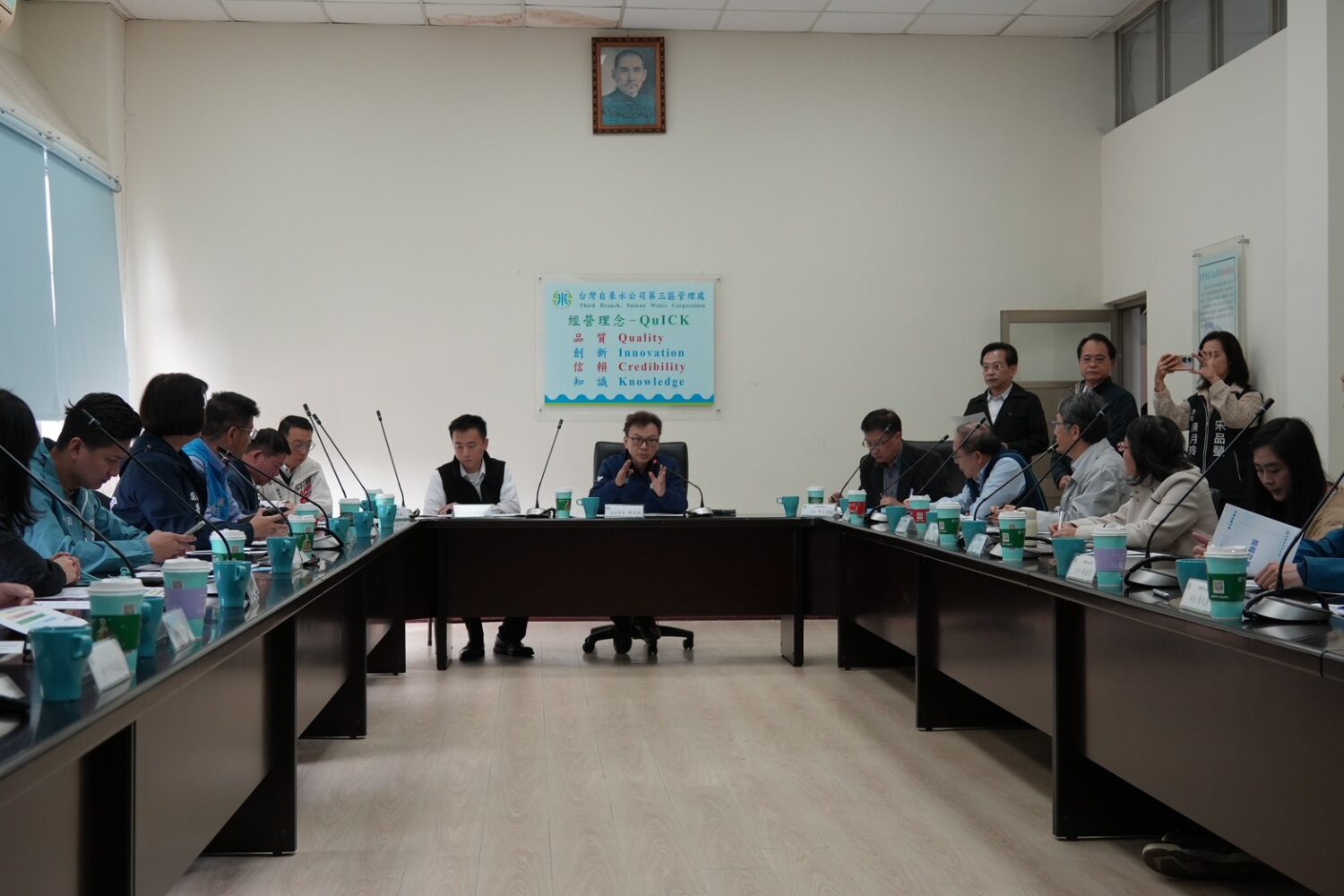 針對為新竹市中華路一段3戶居民長期無自來水可用的陳年問題,鄭正鈐指出,該案因地方自治條例與中央延管工程規定適用認定不同,導致行政權責卡關。(記者翻攝)