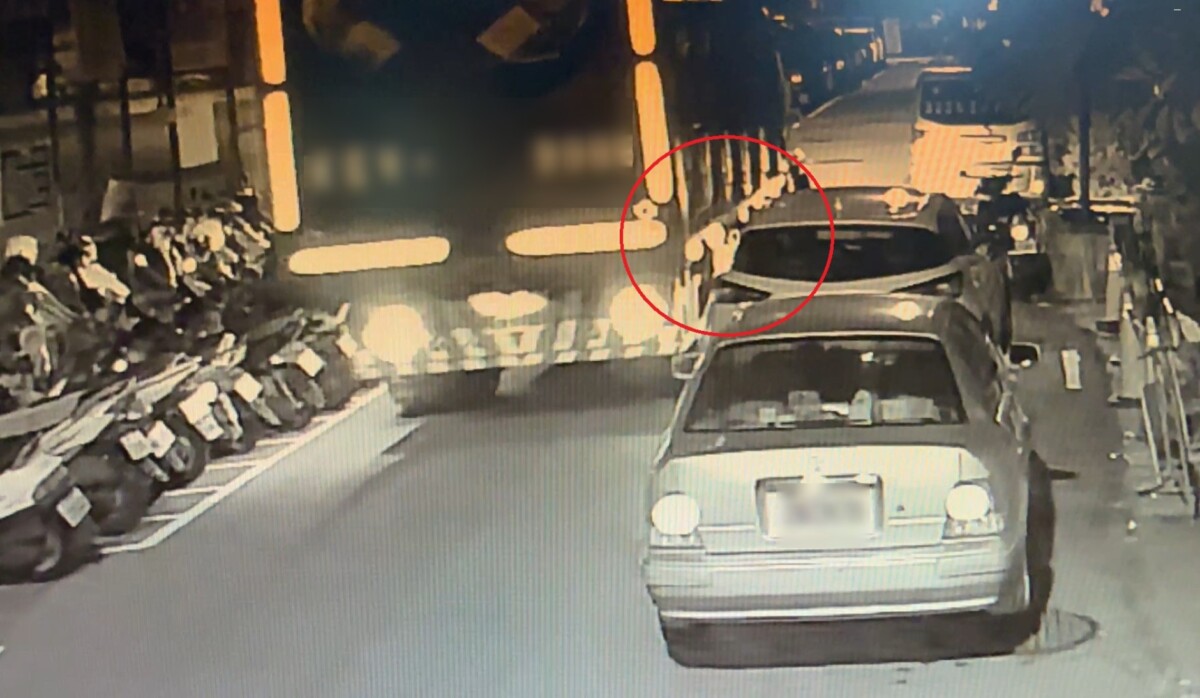 ▲大型貨車與路旁小客車狹路相逢,造成小客車後照鏡毀損,貨車駕駛卻毫無所覺。