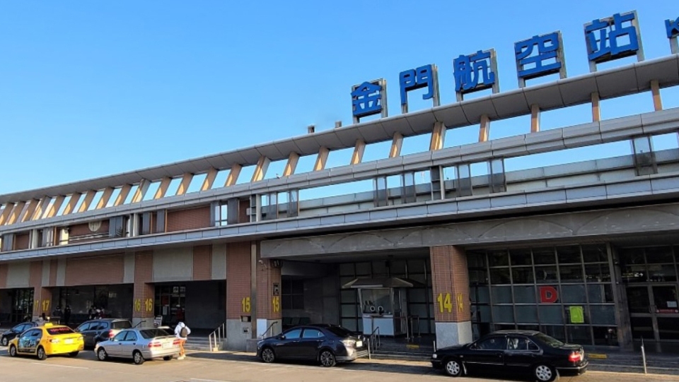 ▲中共解放軍圍台軍演衝擊航班金門航線大亂。