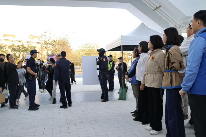 ▲全力維安、平安跨年!張麗善縣長坐鎮跨年實兵演練入場情景。(記者劉春生攝)
