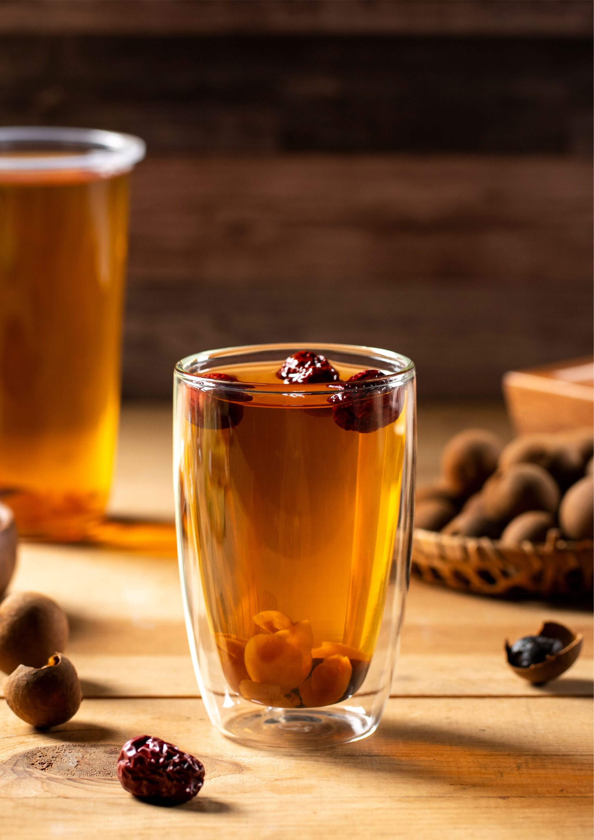 「桂圓紅棗茶」用料實在、滿滿龍眼乾的，是冬天限定飲品。（茶之魔手提供）