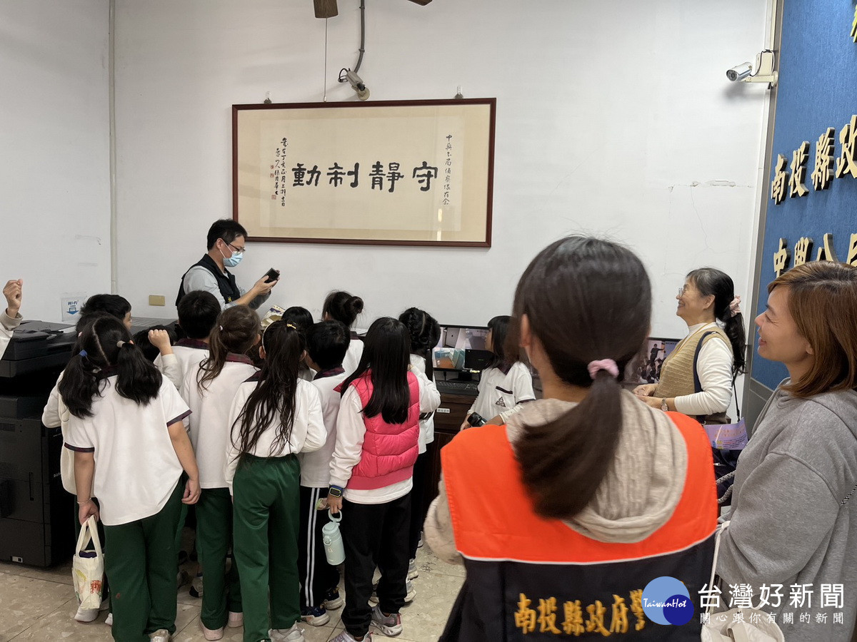 學童初訪警分局非常興奮。（中興分局提供）