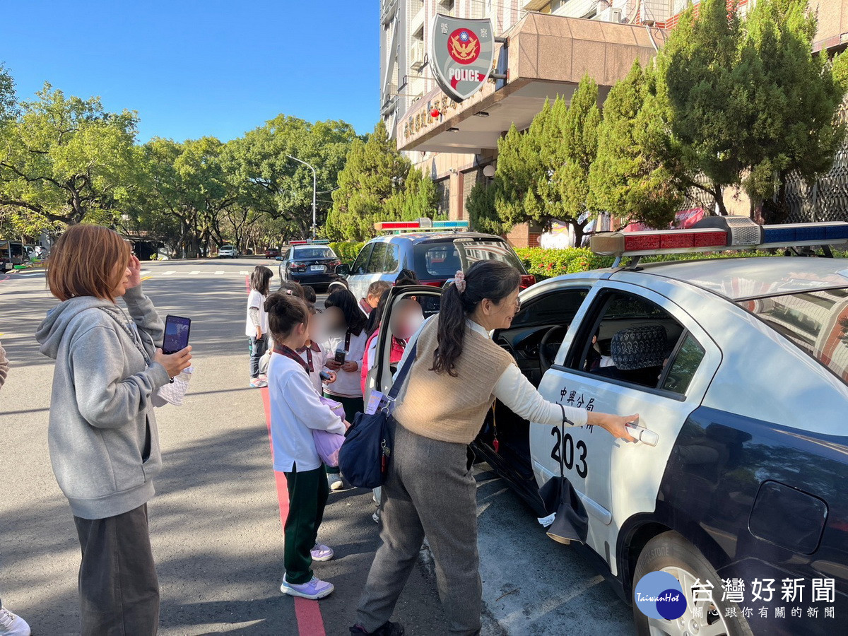 小朋友對警用裝備巡邏車都感好奇不停提問。(中興分局提供)