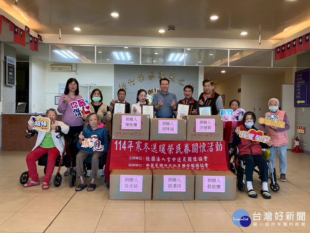 鍾翔宇副主任(中)與住民代表們感謝雪中送炭送暖，場面溫馨。