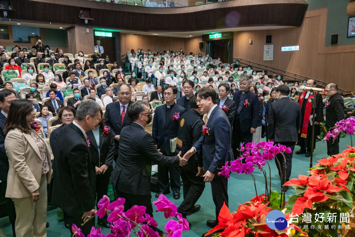 彰基全體15位董事出席並行接納禮。圖/彰基醫院提供