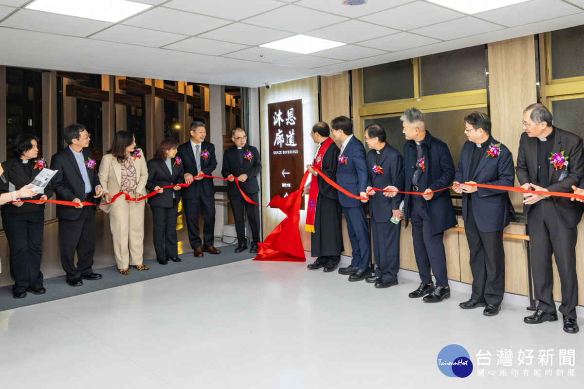 彰基『沐恩廊道』耗時 23 年終揭牌,總院與教學大樓連結,未來將提供迅速安全通道,讓患者、家屬及員工可放心通行。圖/彰基醫院提供