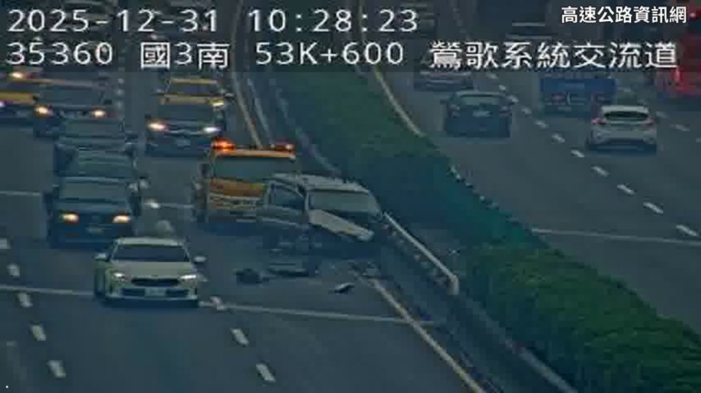 快訊/國3驚魂!小貨車自撞鶯歌交流道護欄 車頭變形駕駛一度受困