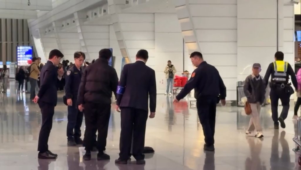 桃機一航廈驚傳「爆炸聲」!旅客行動電源自燃冒火花