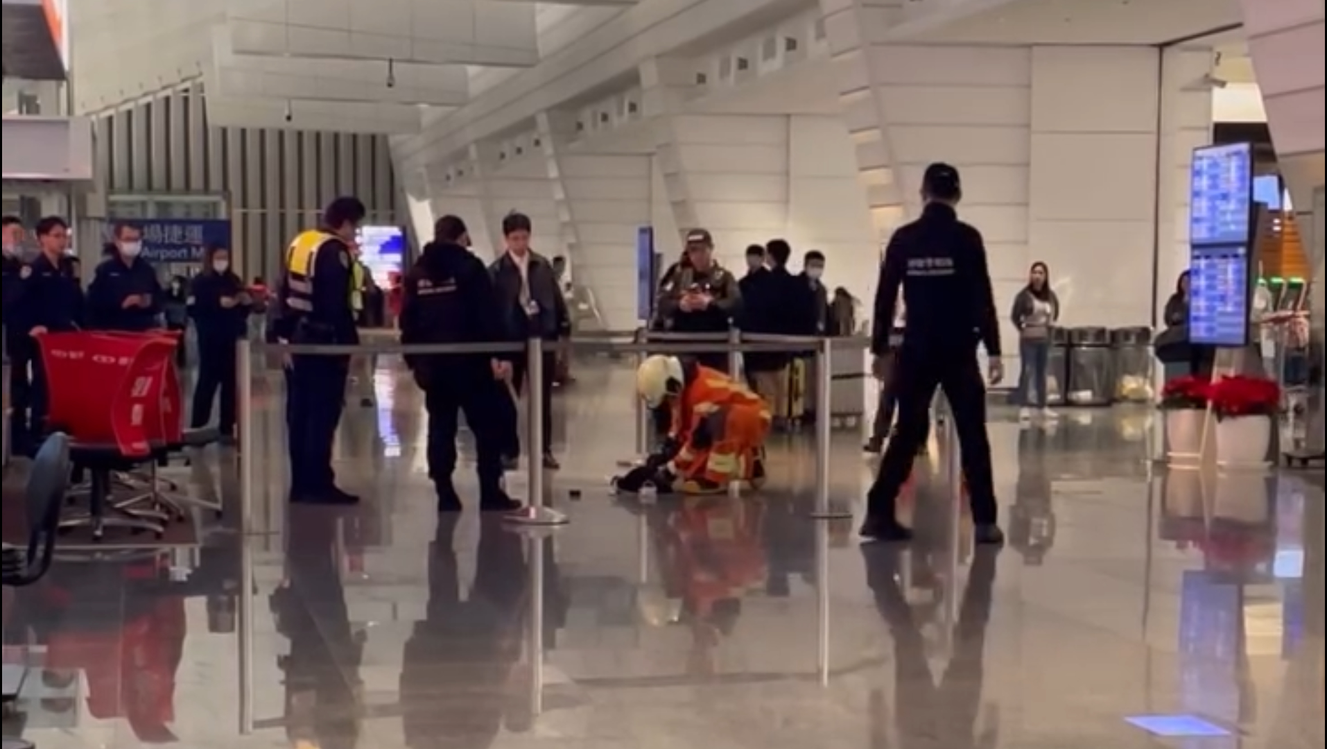 機場相關單位也隨即啟動應變機制,隔離現場並加強排風。