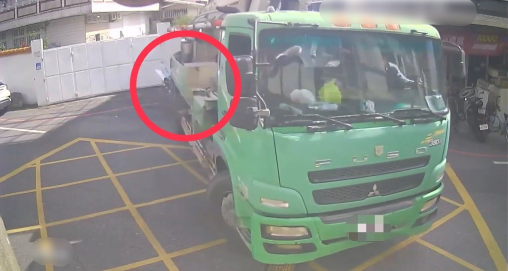 大貨車撞斷指示牌沒通報就跑?吉安警追查肇事車輛