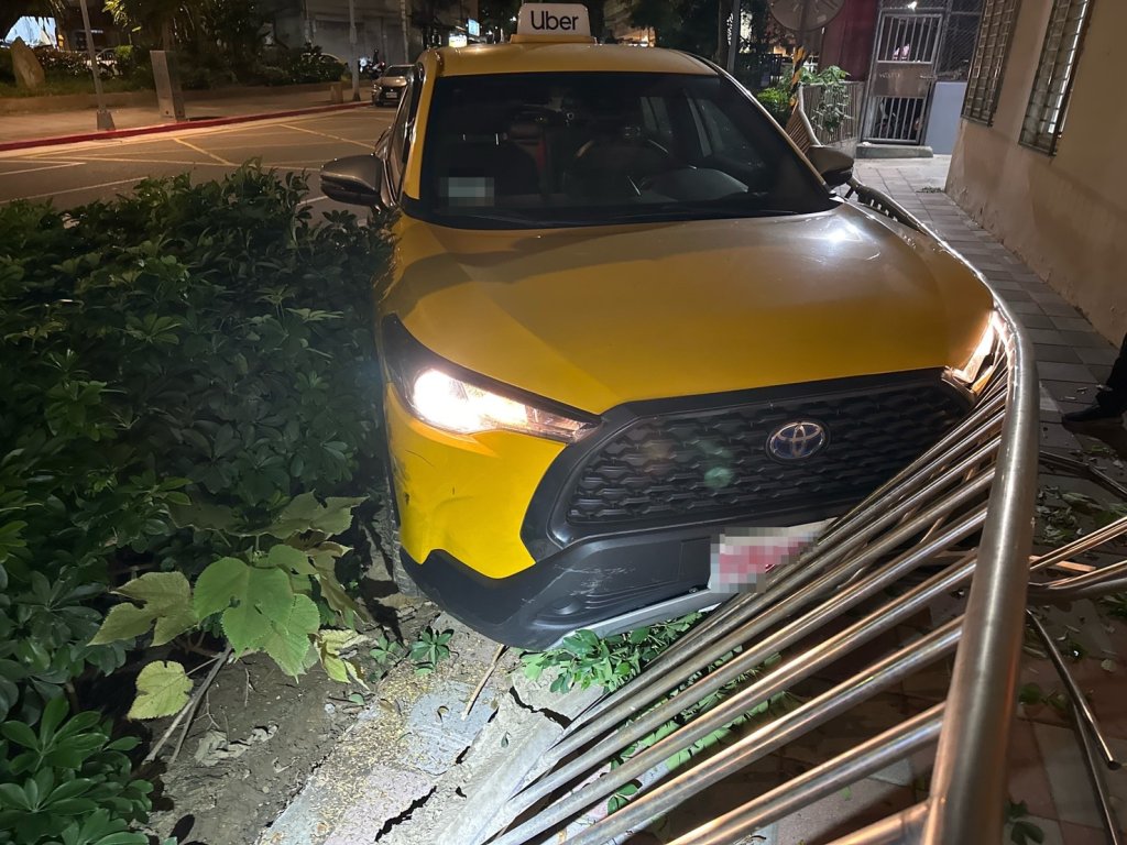 本是同根生！北市小黃切入主線未禮讓　擦撞多元計程車後衝撞人行道護欄