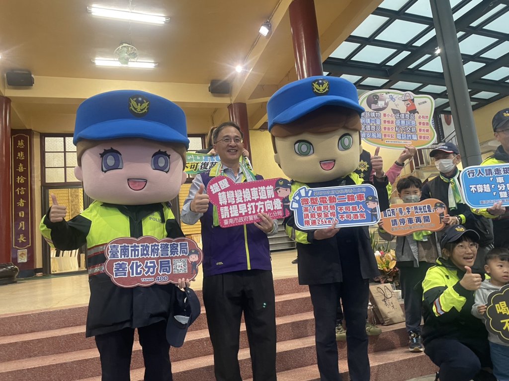 三代同堂超慢跑！善化警「大頭娃娃」現身萌翻　發反光手環宣導交安反詐