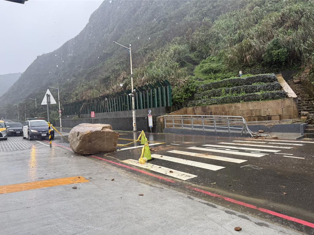 基隆市外木山湖海路二段於今(31)日上午10時45分許,突發驚悚的巨石崩落意外。