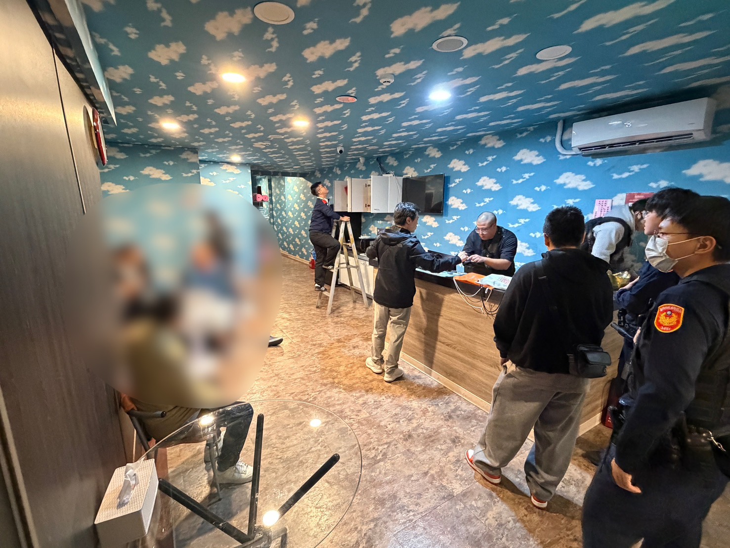 台北市中山區民生東路二段上1間表面從事養生按摩,私下卻暗中經營非法性交易的養生會館遭警方強勢斷水斷電處分。