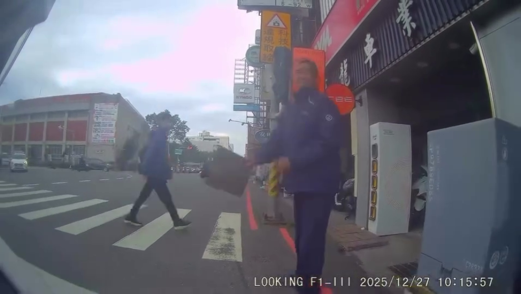 台南知名npc出事了!路口拿鐵板狂揮…騎士嚇壞報警 警稱:他不會對你怎樣