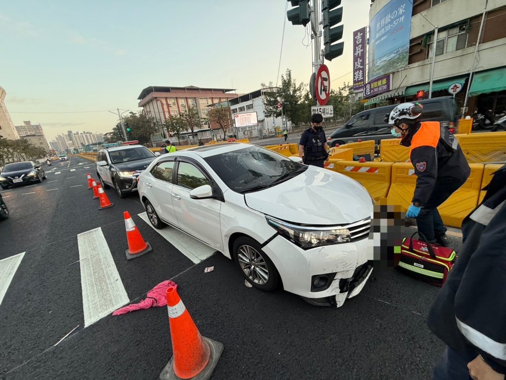 鳳山清晨車禍!路口疑「搶快」釀擦撞 64歲女騎士手腳受傷送醫