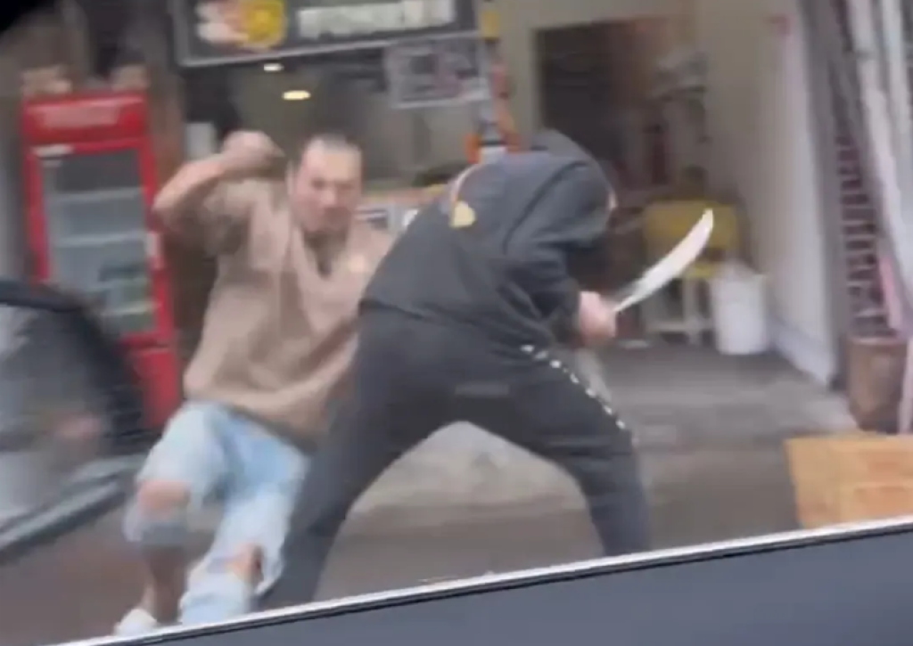 影/嚇壞!龜山驚見2男拿刀在雞排店前互砍 路過民眾拍下po網