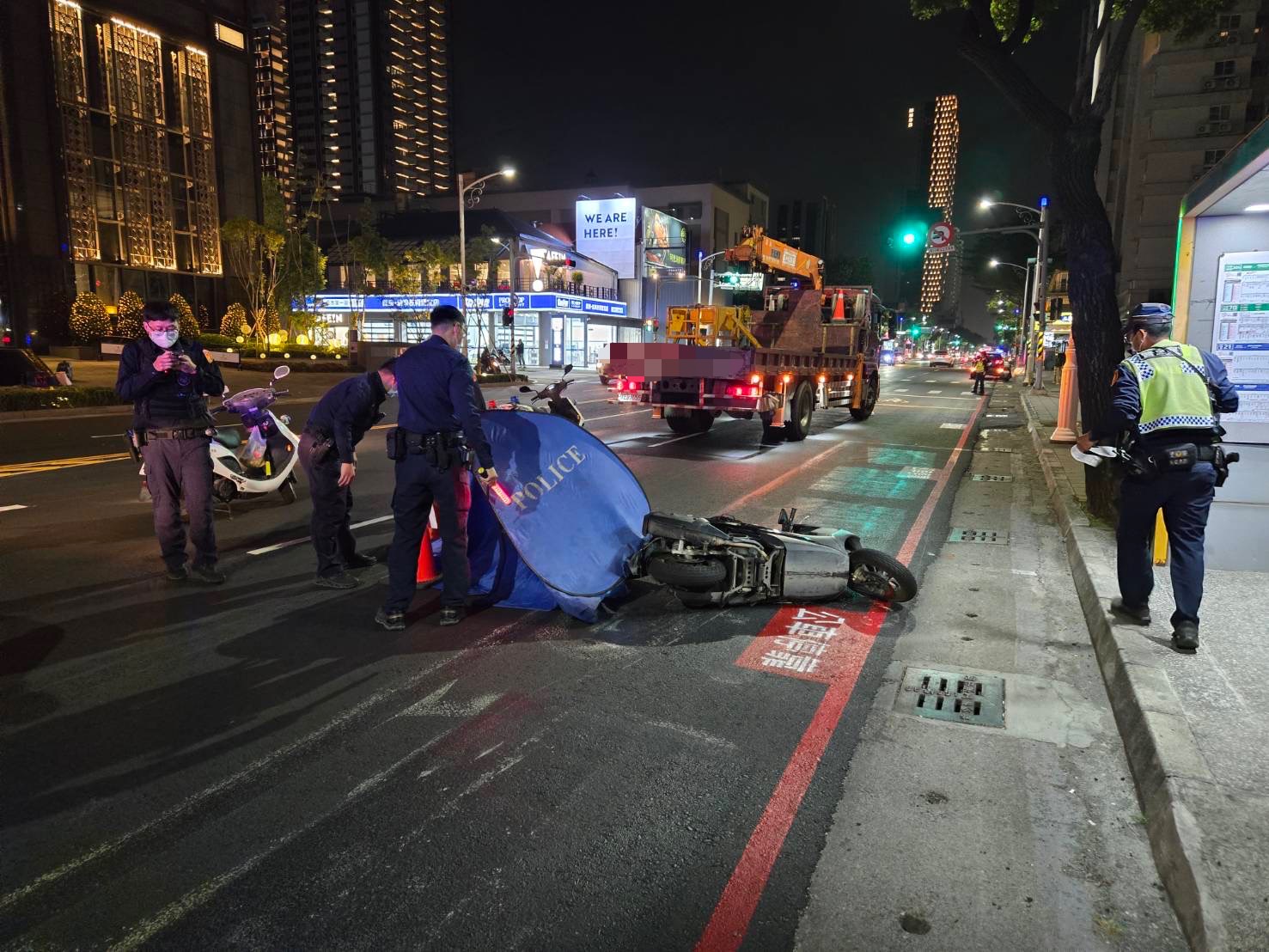 趕赴跨年「出人命」?! 高雄大貨車撞同向21歲騎士 男慘死輪下