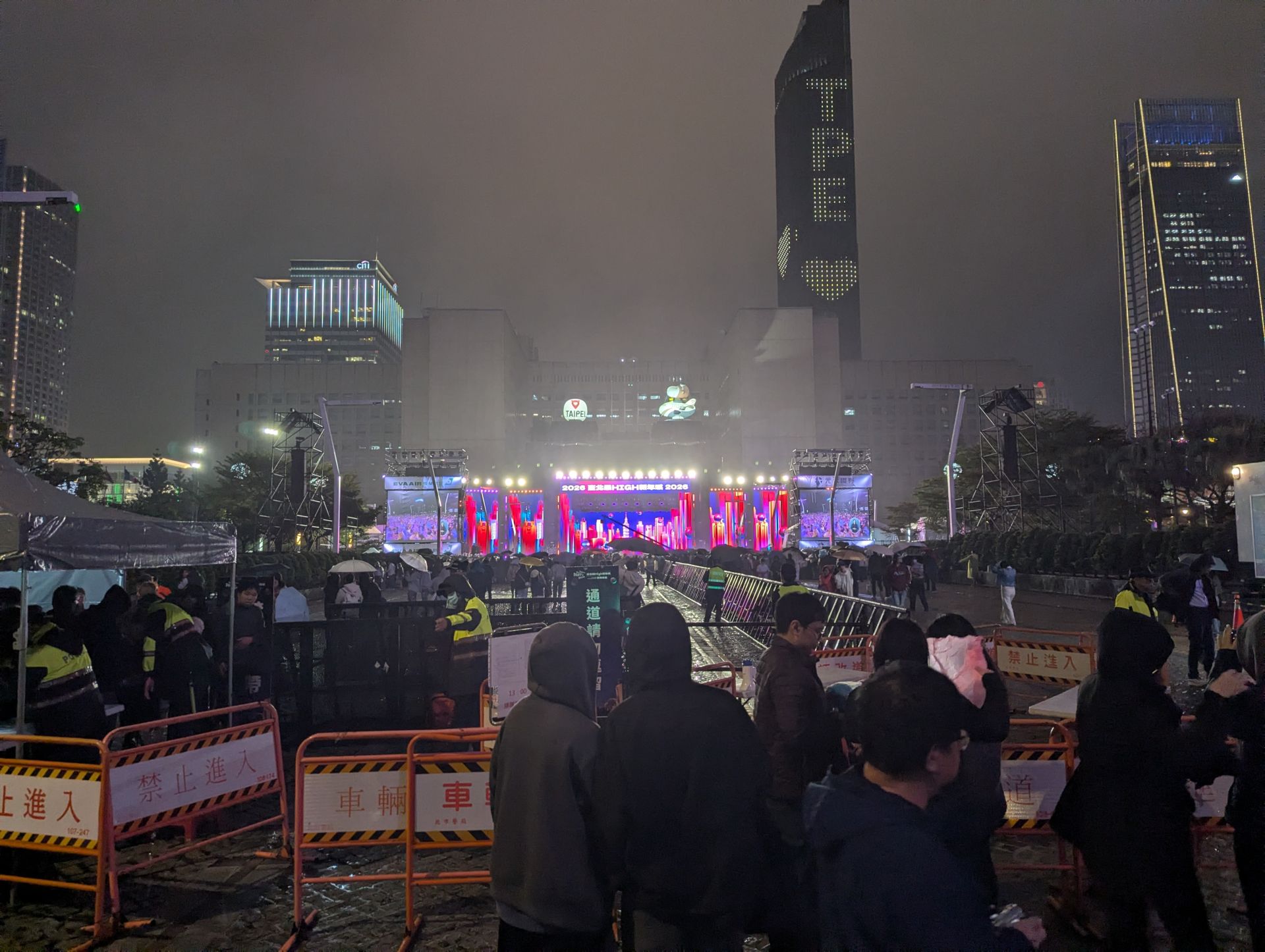 ▲北市跨年陰雨＋安檢！府前廣場「人潮偏少」 民眾：今年比較冷清（圖／記者王宥辰 拍攝）