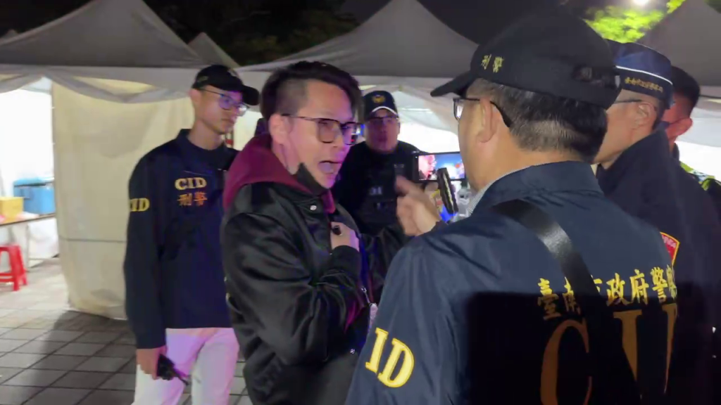 快訊／台南跨年晚會爆騷動！網紅「鄭方形」又鬧事了　維安秒介入驅離