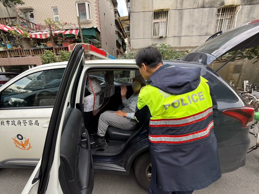 老翁隆冬迷途險失溫 北投暖警助返家 38 1767151161933