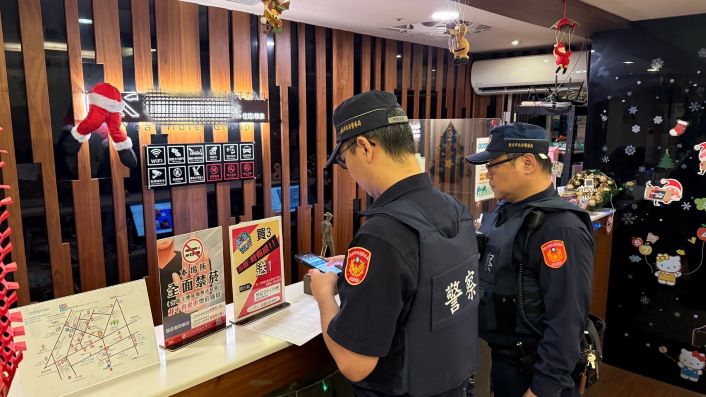 清樓+擴檢 板橋警雙管齊下強化治安 56 《圖說》《圖說》板橋警強化轄區治安、有效防制各類犯罪,同步展開「清樓專案」,並結合「擴大臨檢」。〈板橋分局提供〉