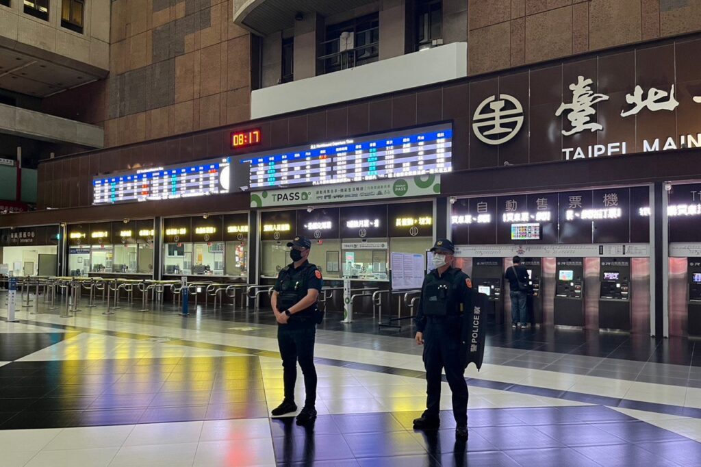 強化跨年元旦疏運 鐵警動員臺高鐵 替代役及志工強化站車安全 34 MEITU 20251231 125839221