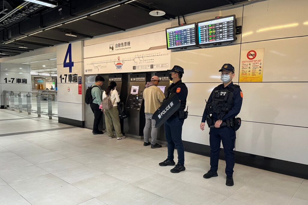 強化跨年元旦疏運 鐵警動員臺高鐵 替代役及志工強化站車安全 35 MEITU 20251231 125909433