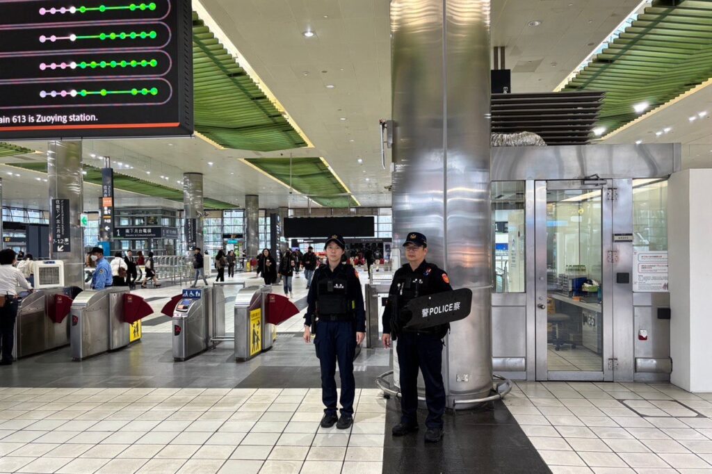 強化跨年元旦疏運 鐵警動員臺高鐵 替代役及志工強化站車安全 36 MEITU 20251231 125954160