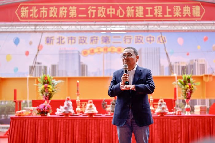 科技化指揮中樞 新北第二行政中心上梁明年完工 45 《圖說》侯友宜市長出席第二行政中心上梁典禮,期許施工團隊朝明年底完工目標邁進。〈工務局提供〉