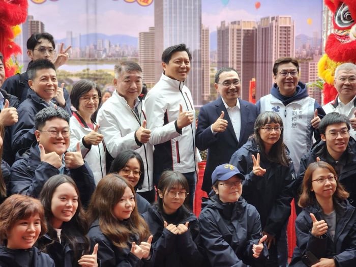 科技化指揮中樞 新北第二行政中心上梁明年完工 46 《圖說》侯友宜市長與朱惕之副市長(後排右四)、劉和然副市長(後排右二),以及工務局長馮兆麟(後排右五)等人出席上梁典禮,與施工團隊合影留念。〈工務局提供〉