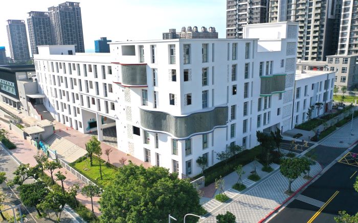 前瞻設計美學校園 淡海國小擁抱建築雙料大獎 38 《圖說》淡海國小以前瞻校園設計與深具在地文化的建築美學脫穎而出。〈教育局提供〉