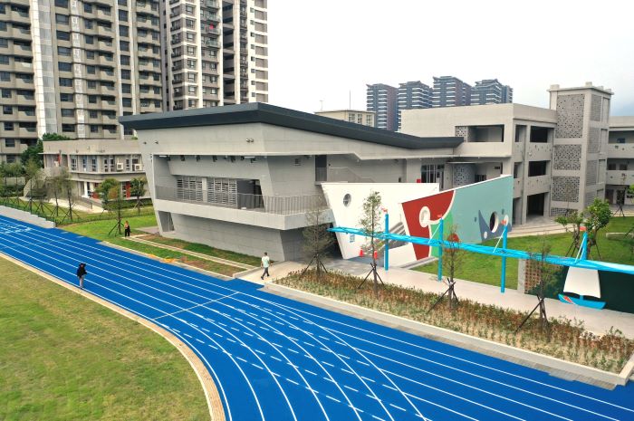 前瞻設計美學校園 淡海國小擁抱建築雙料大獎 39 《圖說》淡海國小校園設計以「樂學淡海・航向未來」為公共藝術主題,運用舢舨及風帆等意象象。〈教育局提供〉