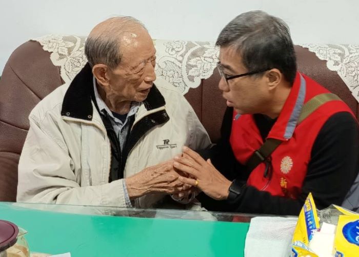 新北榮服處寒冬送暖 榮民長輩格外溫馨 29 《圖說》新北市榮服處副處長李毓錫(右)探視土城區關懷榮民胡伯伯,實地了解其日常生活與照顧狀況。〈新北榮服處提供〉