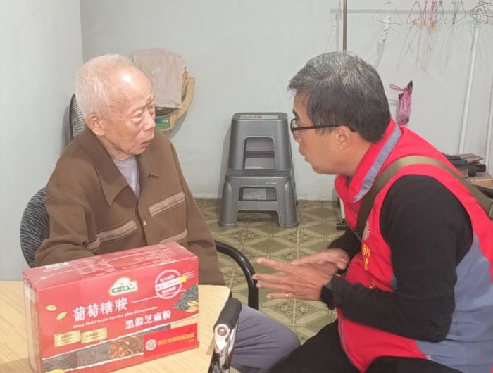 新北榮服處寒冬送暖 榮民長輩格外溫馨 30 《圖說》李毓錫前往土城區關懷榮民葛伯伯,了解其白內障治療需求。〈新北榮服處提供〉