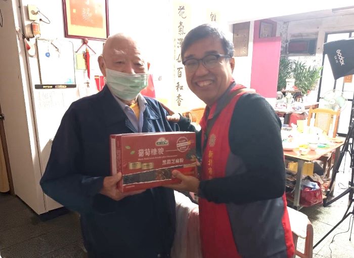 新北榮服處寒冬送暖 榮民長輩格外溫馨 32 《圖說》李毓錫致贈汪伯伯營養補給品,展現榮服處持續關懷與照顧榮民的用心。〈新北榮服處提供〉